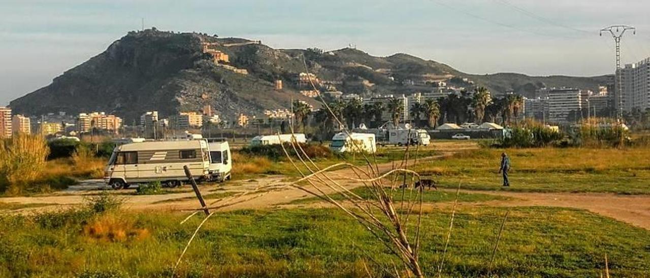 Cullera desaloja las caravanas que aparcan en el solar del Manhattan