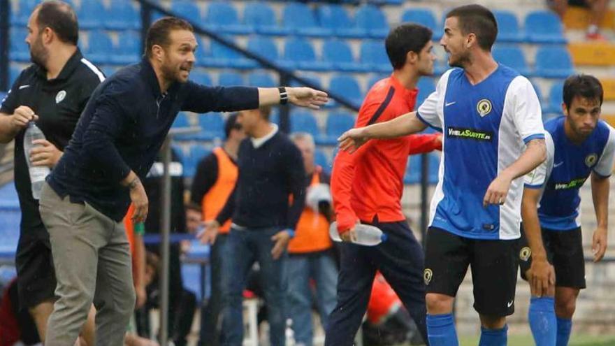 Tevenet da instrucciones a Miñano en el choque de Copa ante el Cornellà