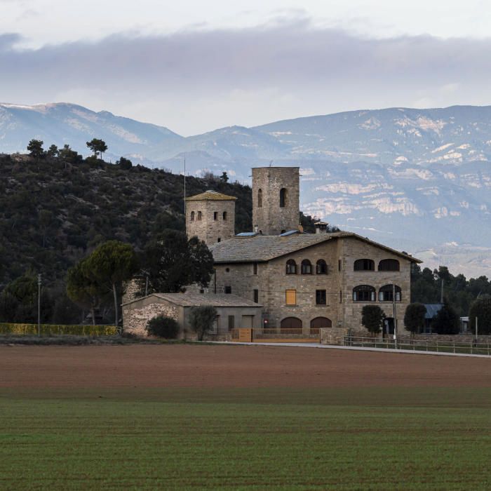 Sant Joan de Bergús i el mas la Garriga amb torre medieval (Cardona).