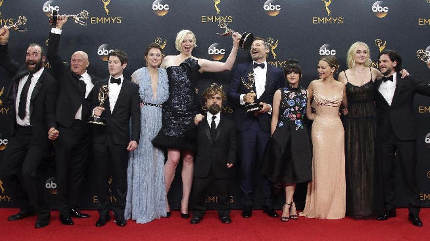 Parte del reparto de &#039;Juego de tronos&#039;, celebra en la imagen los 12 premios Emmy que obtuvo la serie de HBO este domingo en Los Ángeles.