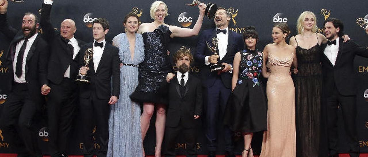 Parte del reparto de &#039;Juego de tronos&#039;, celebra en la imagen los 12 premios Emmy que obtuvo la serie de HBO este domingo en Los Ángeles.