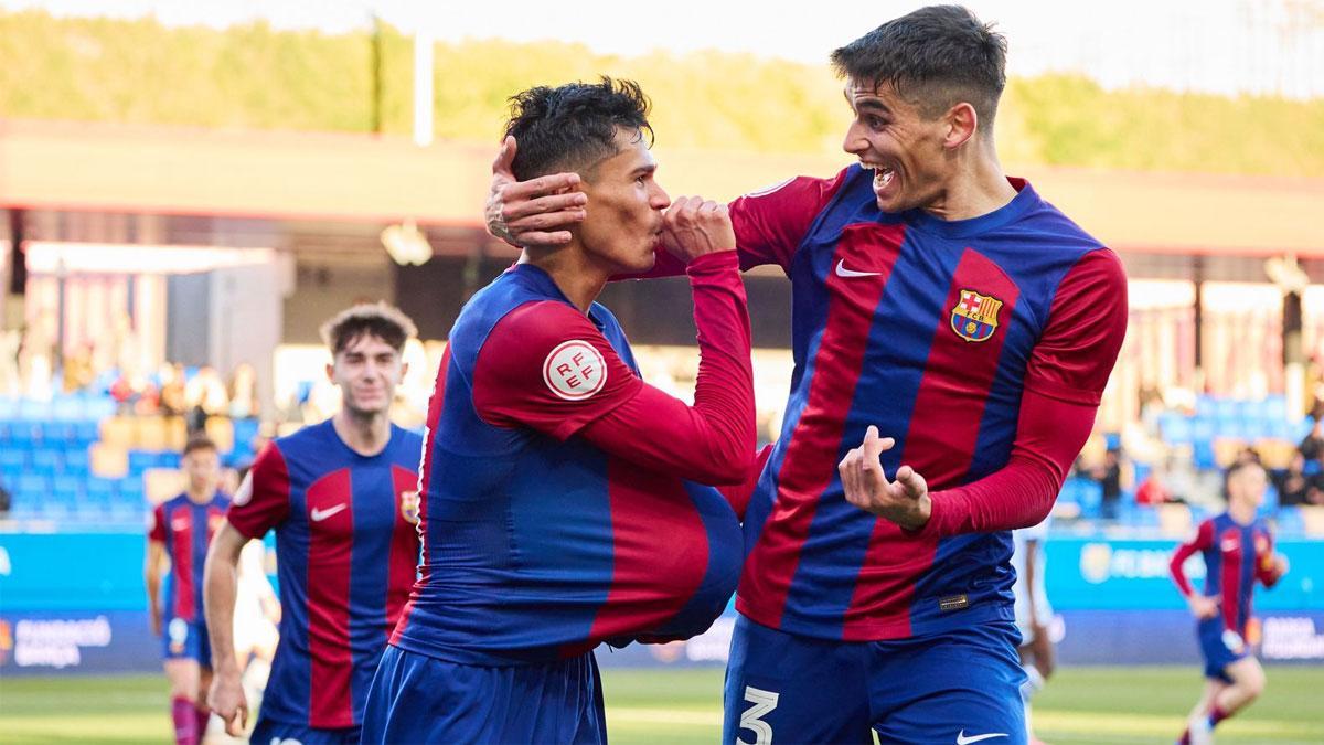 Jaume Cuéllar celebra con Gerard Martín su primer gol con el filial azulgrana