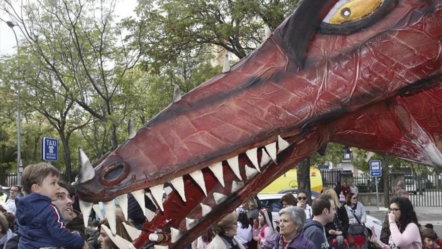 Plaza Italia exhibe a su dragón