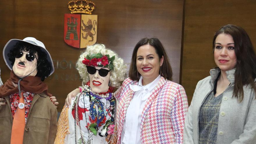 La alcaldesa de Casar de Cáceres, Marta Jordán, y la concajala de Igualdad, Sandra Tovar, con dos bujacos.