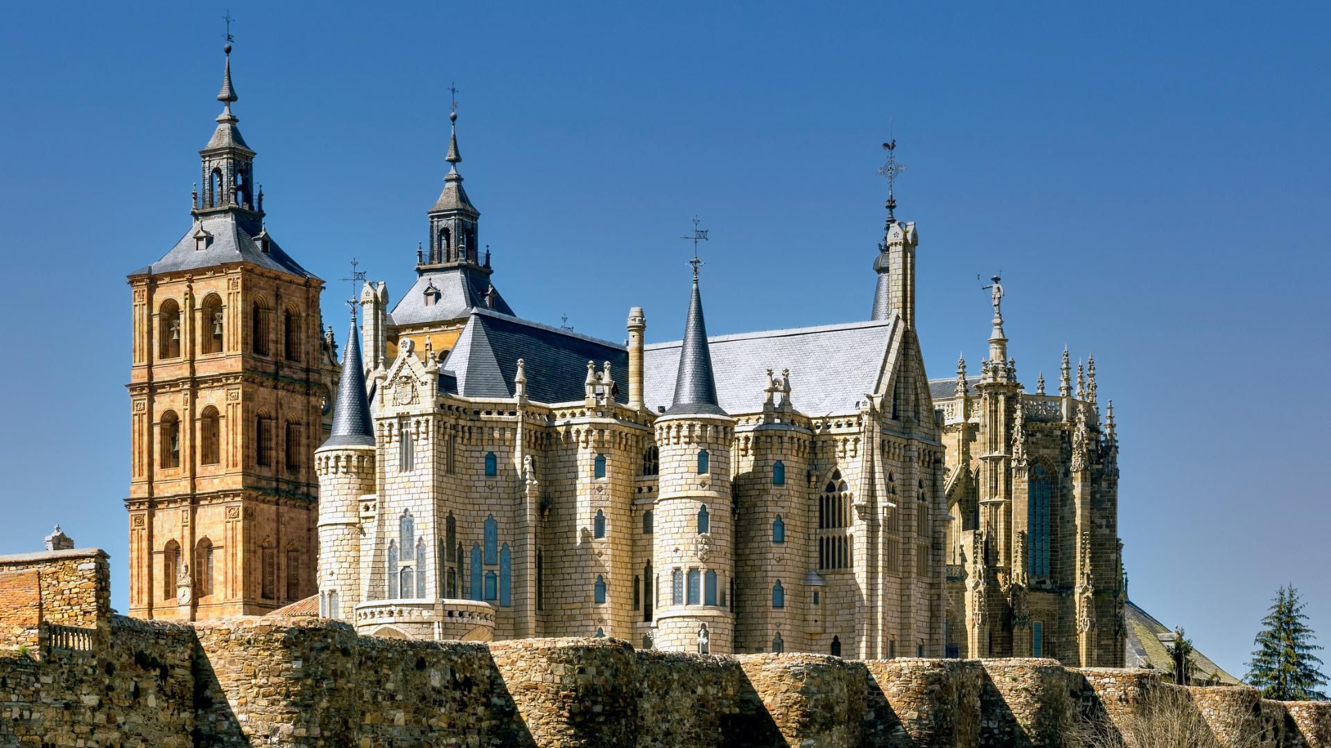 Un palacio desconocido que es una auténtica joya de Gaudí.