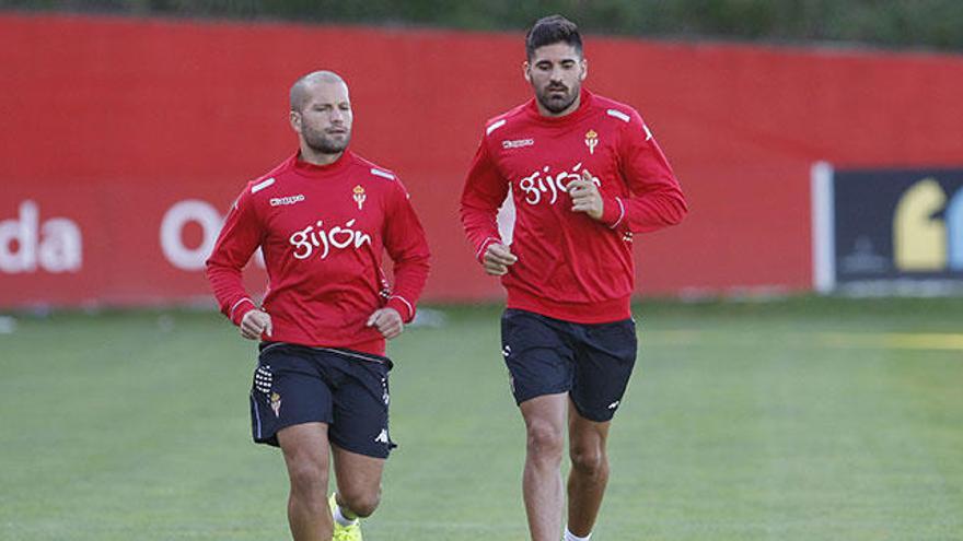 El Sporting vuelve a entrenar pendiente de Lora, Carmona y Castro