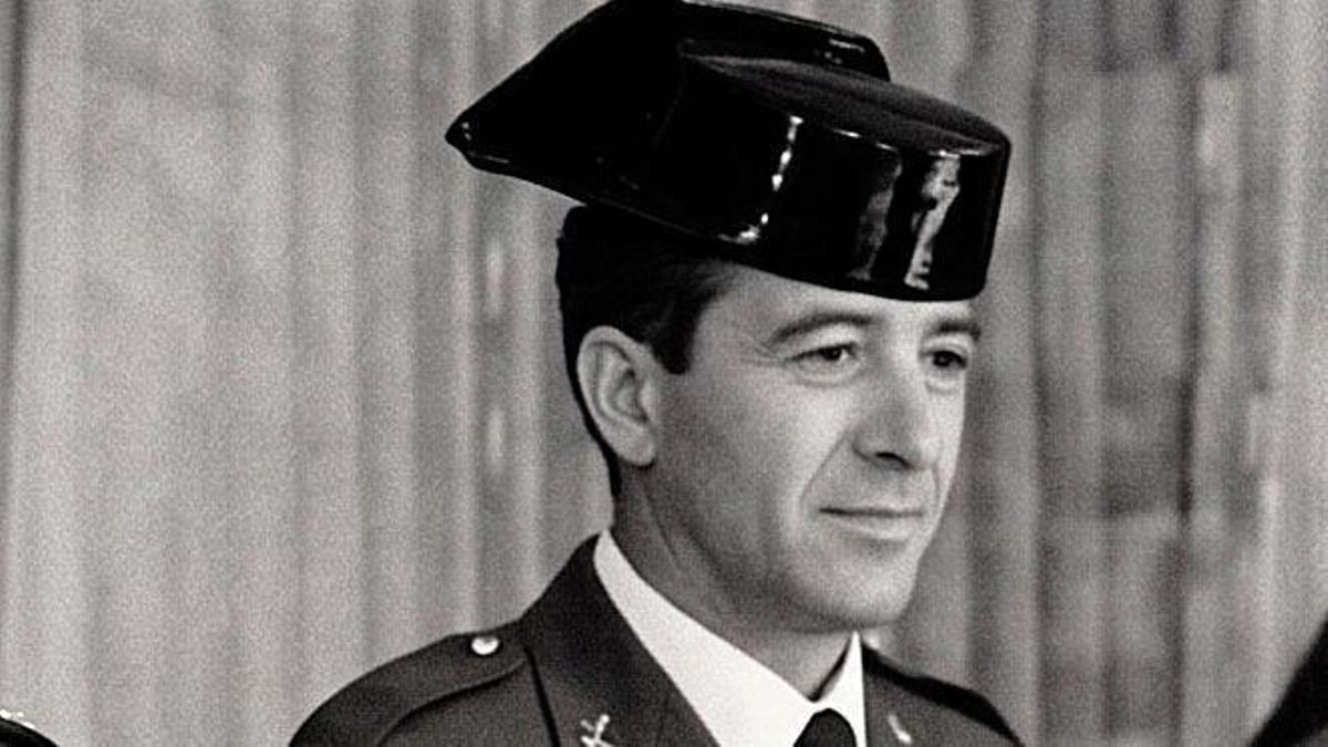Ignacio Leiva, cuando fue condecorado con la medalla con distintivo rojo en 1996.