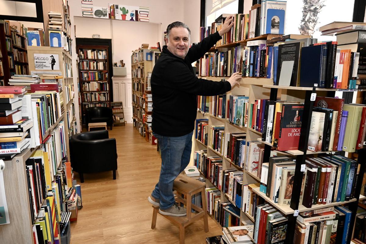 Guillermo Moldes, entre libros de segunda mano.