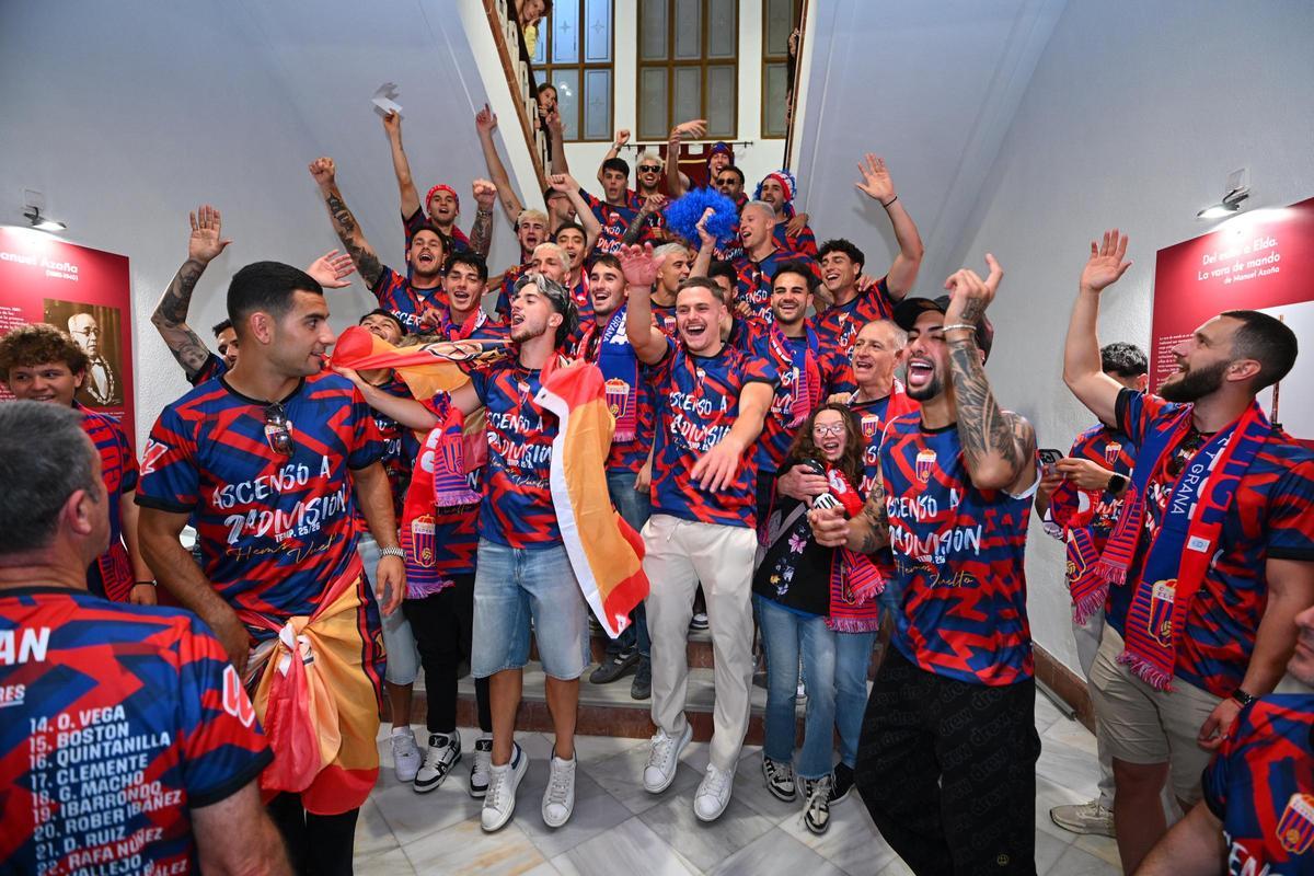 Así ha sido la rúa de celebración y fiesta de ascenso del Eldense