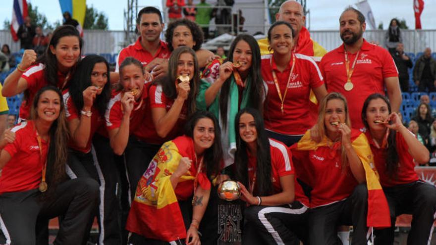 Las Guerreras de la Playa, con su medalla de oro