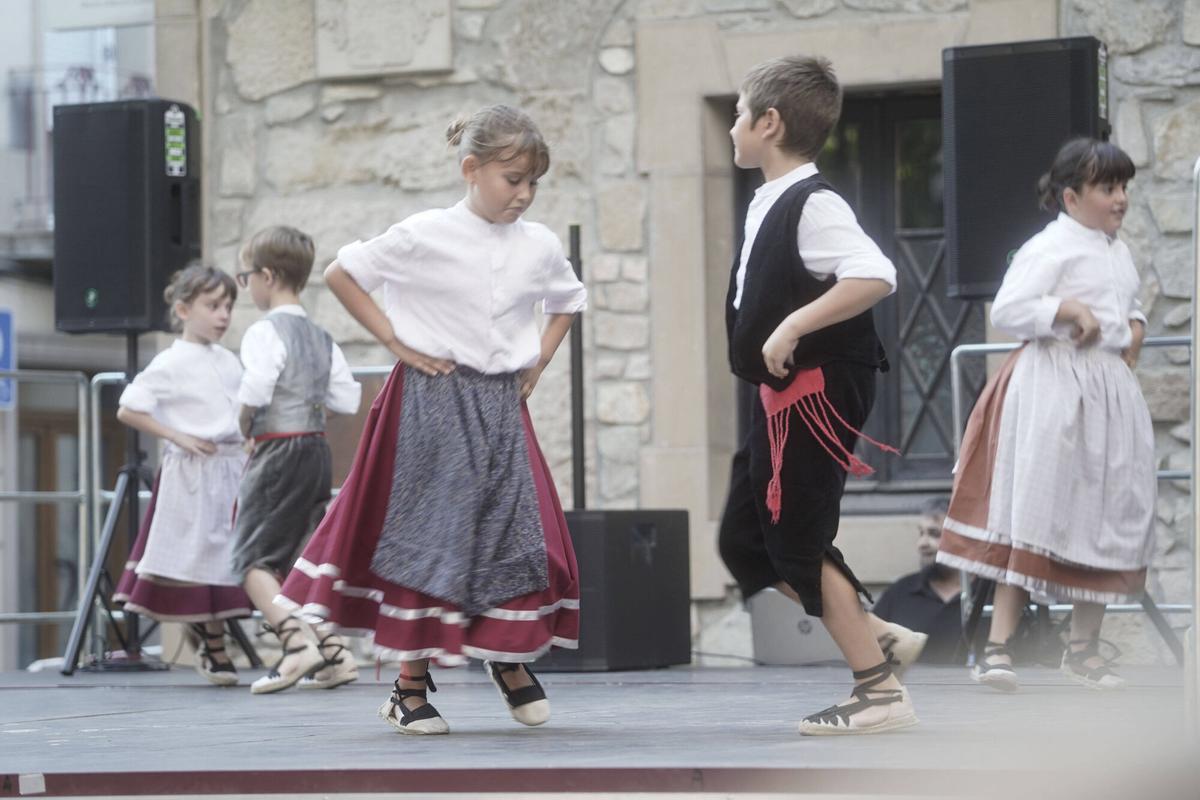 SANT VICENÇ DE CASTELLET . FESTA MAJOR XXXII TROBADA GEGANTS . ESBART ESCOLA DE DANSA . PIKBE PELS CARERS . CERCAVILA