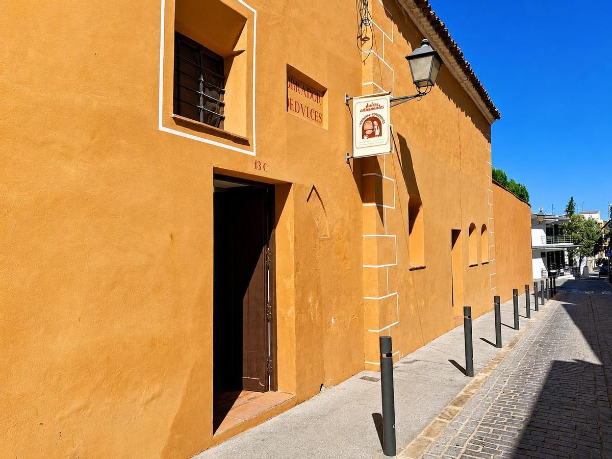 Acceso a la nueva tienda del Real Monasterio de Santa Ana.
