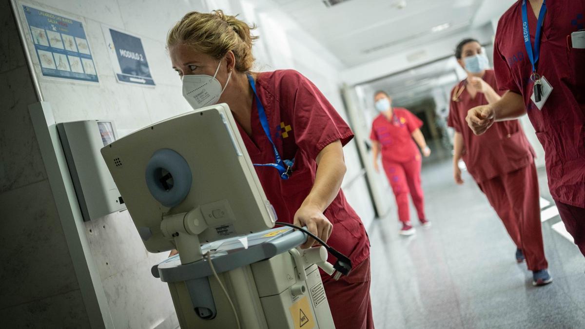 La plantilla sanitaria se incrementó en la pandemia; en la imagen, facultativos del Servicio Canario de la Salud.