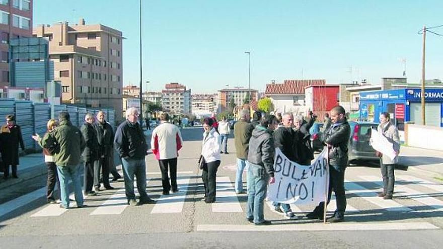 Nueva protesta vecinal contra  el proyecto de peatonalización del bulevar de la Pola