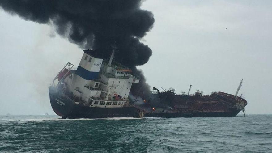 Un buque petrolero se incendia en Hong Kong y deja una persona muerta