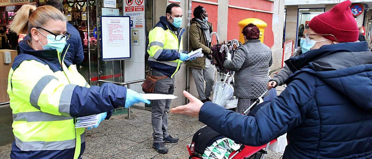 Voluntarios del Concello de Vigo reparten estos días un total de 10.000 de estos elementos de protección en las inmediaciones de mercados de abastos. Ayer estuvieron a las puertas de los del Calvario, Teis, Bouzas y Cabral y el miércoles lo harán en Travesas, Progreso, Berbés y, nuevamente, en el Calvario. Otras 30.000 unidades de estas mascarillas cedidas por el Gobierno se entregarán a colectivos vulnerables y 5.000, a asociaciones de mayores.