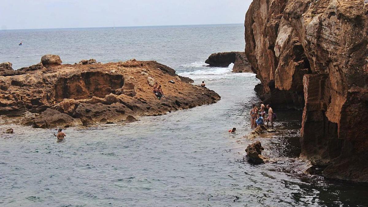 La Cova Tallada es uno de los parajes litorales más bellos de la Comunitat Valenciana.