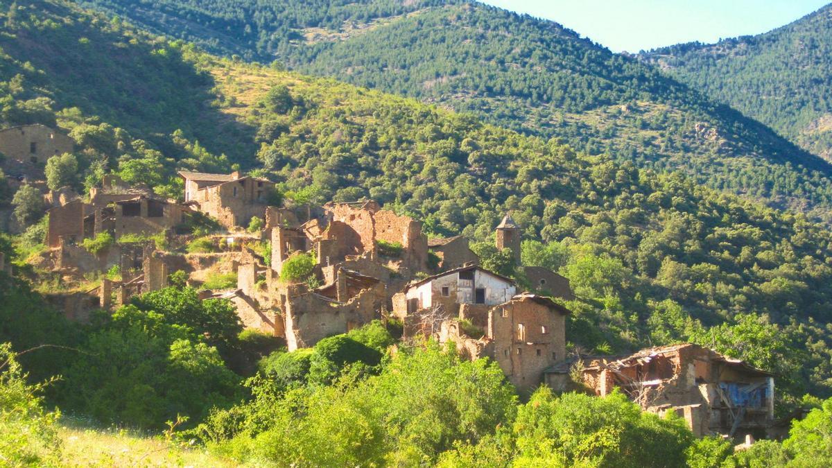 Aunque parezca olvidado, este pueblo alberga una segunda generación de vida.