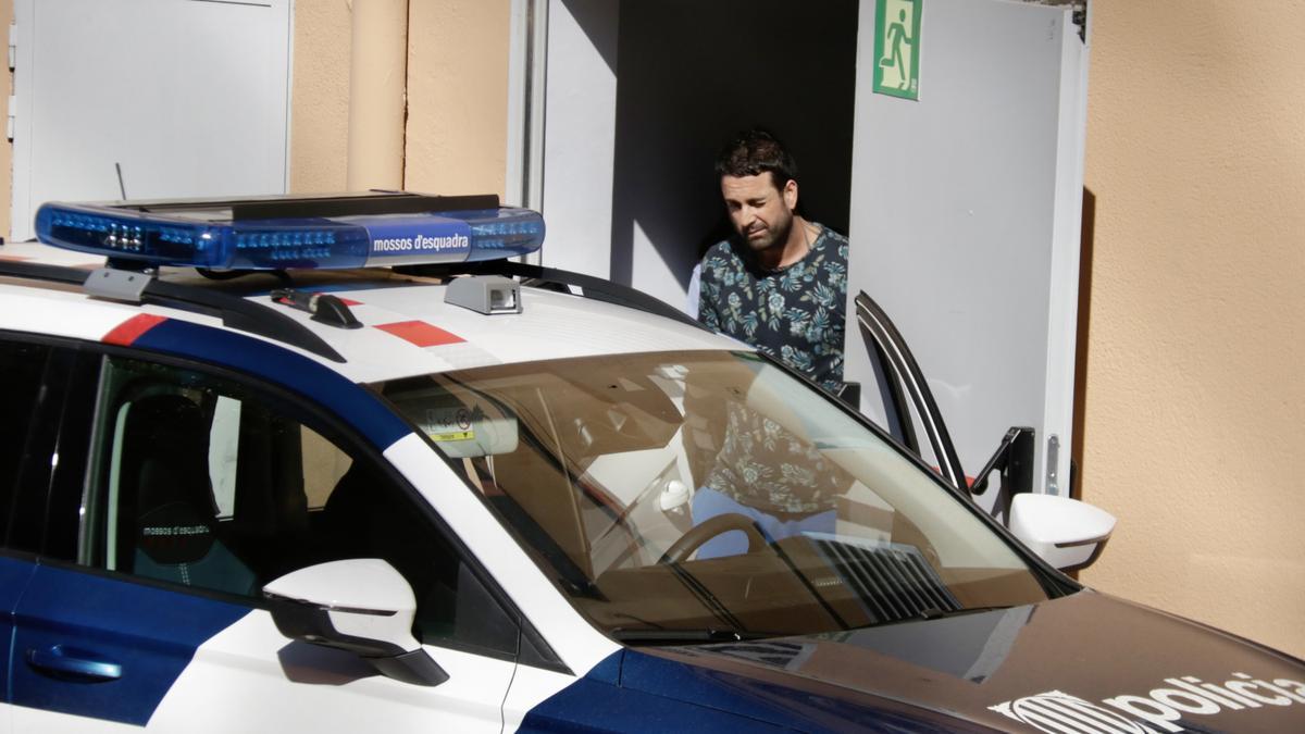 El detingut pert l’atropellament mortal d’un grup de ciclistes a Castellbisbal, surt dels Jutjats de Rubí en direcció a la presó