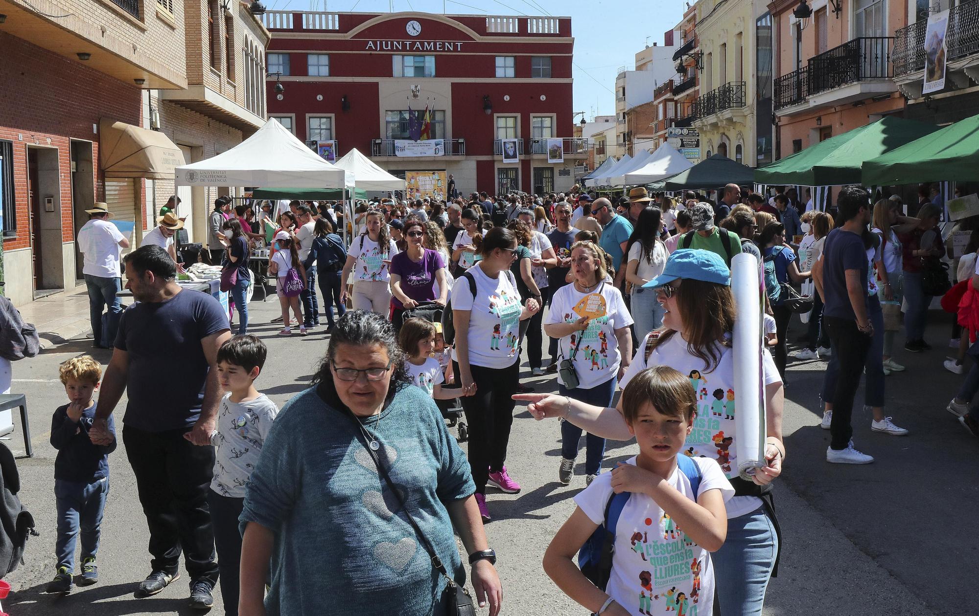 Miles de niños y sus familias viven la fiesta por la lengua en les trobades de Rafelbunyol y Almenara