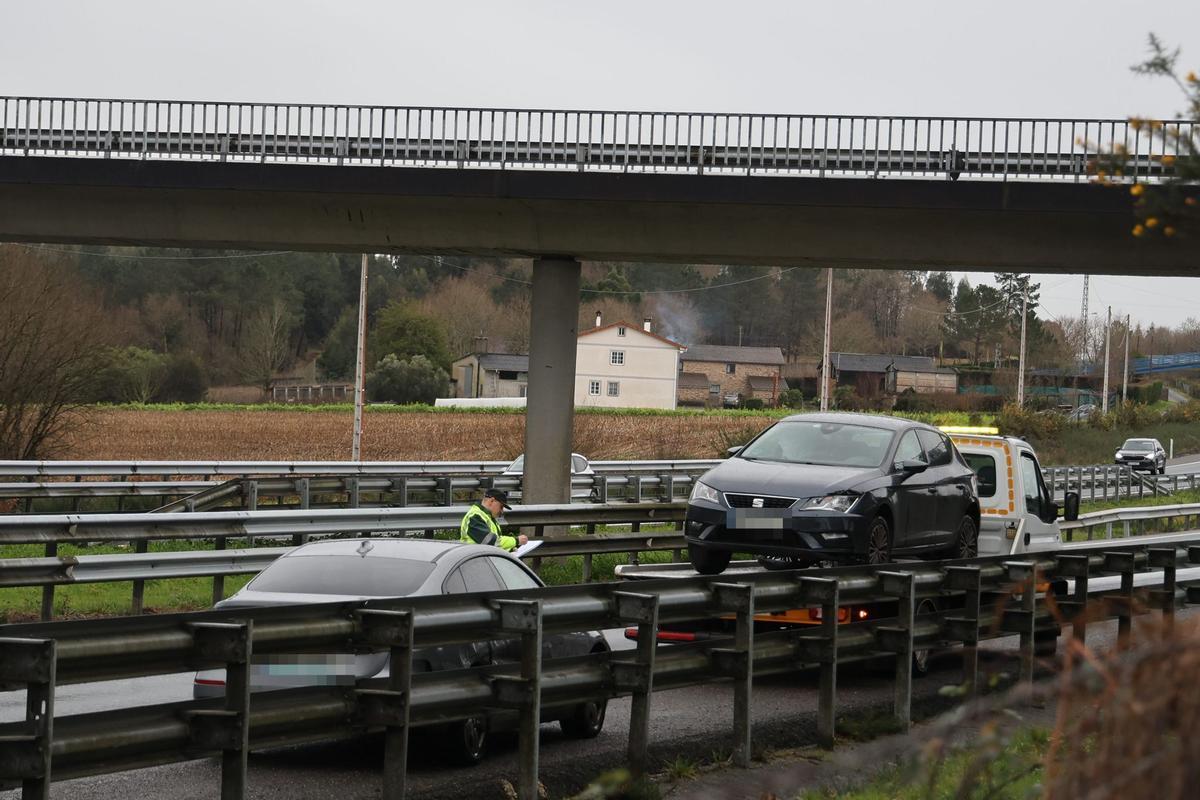 Un accidente múltiple obliga a cortar la AP-9 en sentido Santiago