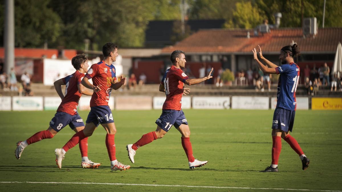 Pedro del Campo celebra el primer gol amb Urri