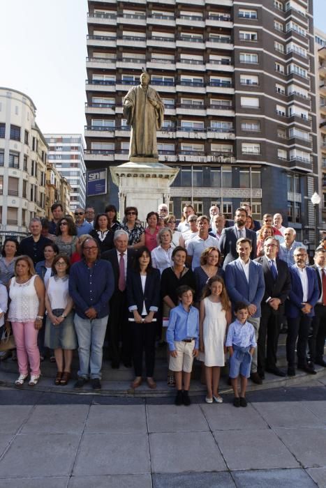 Ofrenda floral a Jovellanos en Gijón