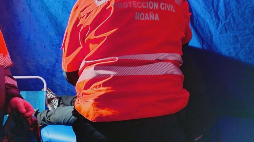 Protección Civil atiende a un joven al lado del atrio.