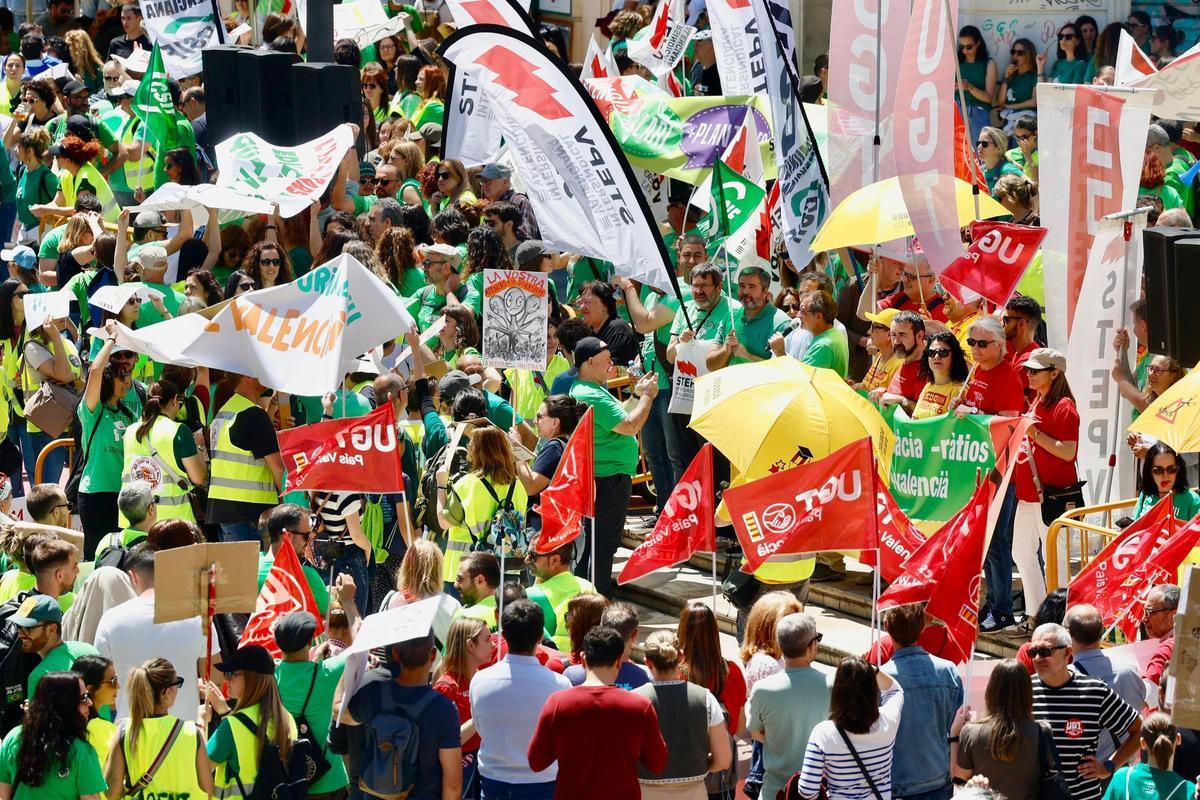 Así ha sido la marcha "histórica" de los profesores en València el día de la huelga
