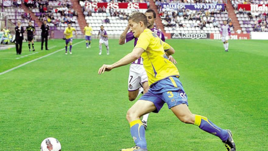 Ruymán trata de llevarse un balón en presencia de Nauzet Alemán, que marcó un golazo nada más iniciarse la segunda mitad.