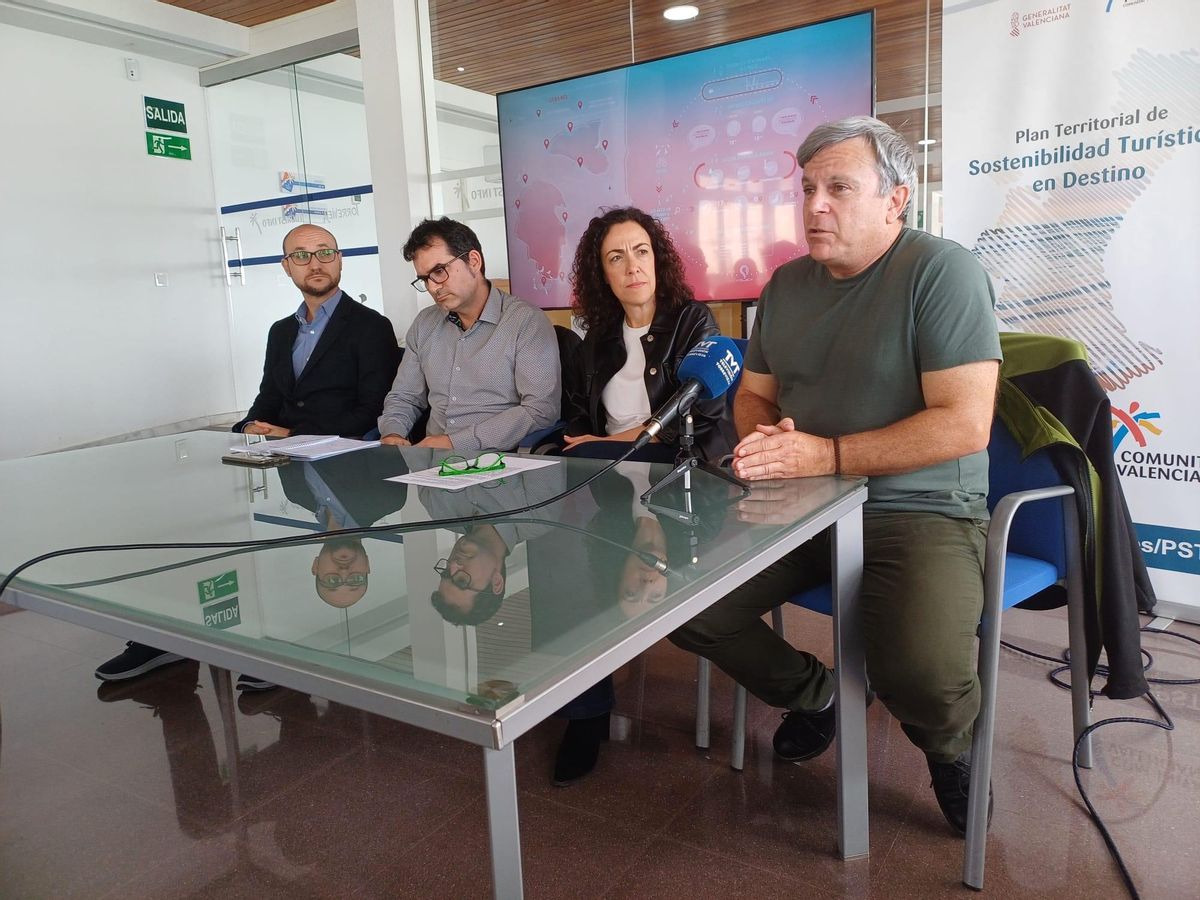 Los profesores Cecilia y Mazón, la edil Martínez Chazarra y el director del parque Paco Martínez