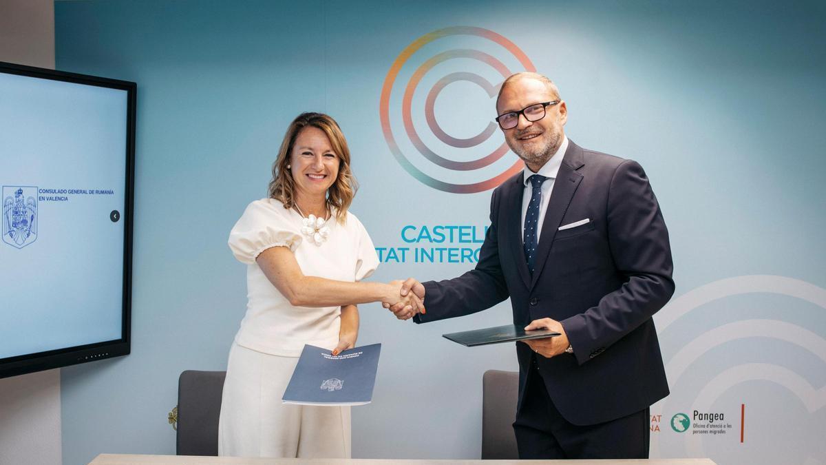 Carrasco y Stanescu, en la firma del protocolo de colaboración.