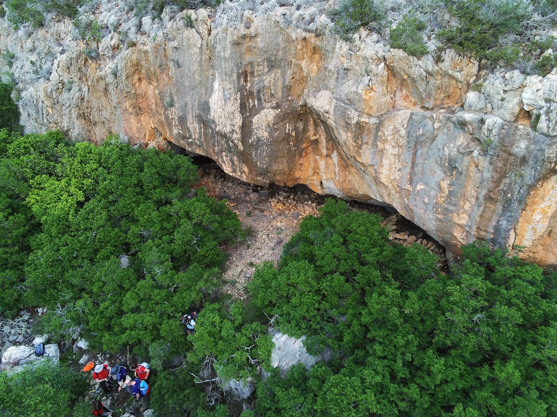 Las fotos de la misión francesa que han descubierto ciento de inscripciones de soldados de Napoleón en una cueva de Cabrera