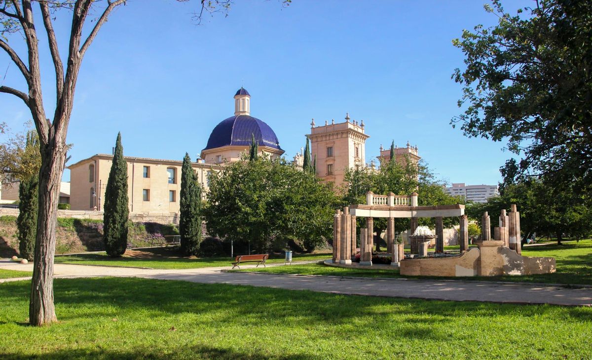 La plaza en el jardín del Turia, junto al puente de Serranos