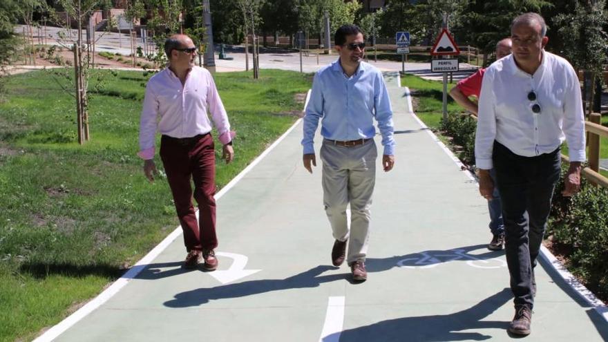 El alcalde y el concejal de Obras visitando el parque junto a personal del Ayuntamiento