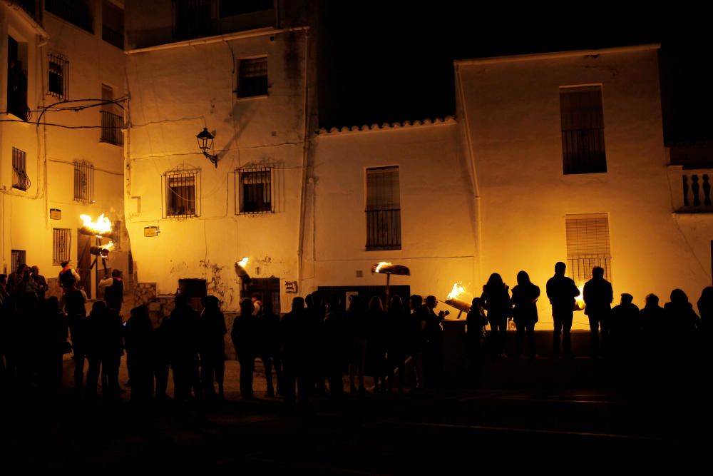 La localidad de la Sierra de las Nieves se llena de luz debido a la quema de los rondeles, antiguos capachos de esparto que se usaban en las prensas de los molinos de aceite para molturar la aceituna.