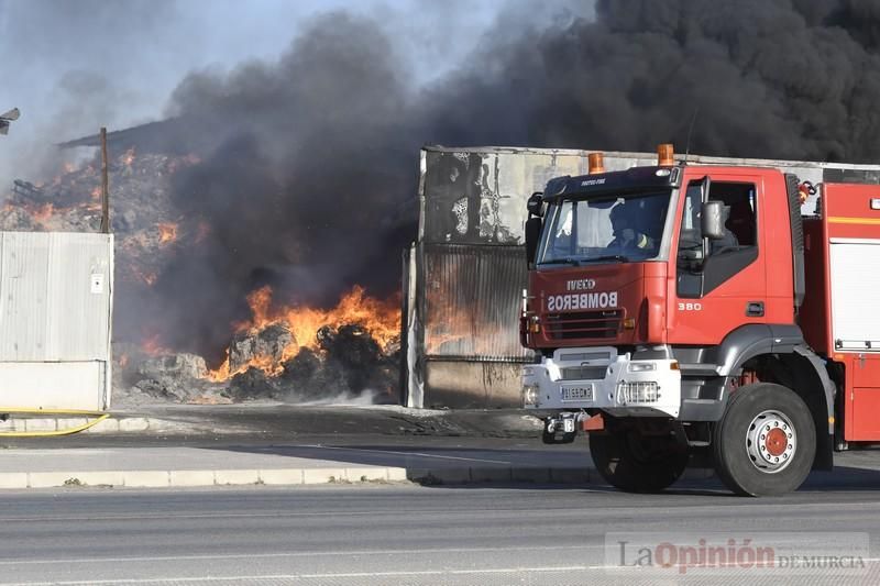 Imponentes llamas devoran una nave en Santomera