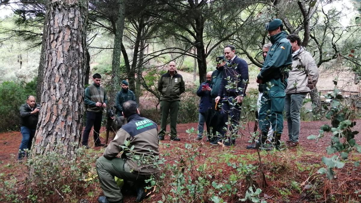 El delegado y distintos agentes, con uno de los perros de la unidad canina durante la actividad en Los Villares.