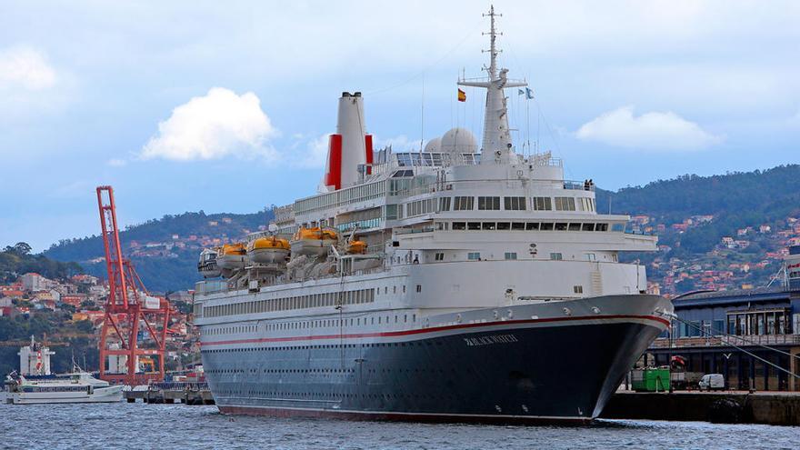 El crucero &quot;Black Watch&quot;, esta mañana en el puerto // Marta G. Brea