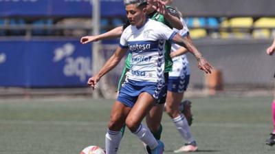 La jugadora del Egatesa María José da un pase en un partido ante el Athletic Club.