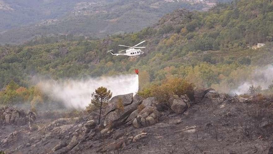 Un helicóptero interviene en la extinción de un incendio. // Jesús Regal