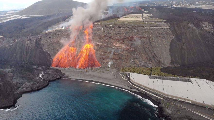 Una de las coladas del volcán de La Palma cae a una playa y podría formar una nueva fajana