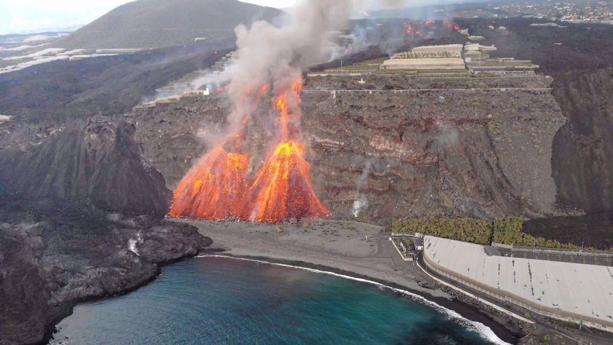 Una nueva colada del volcán de La Palma llega a la costa.