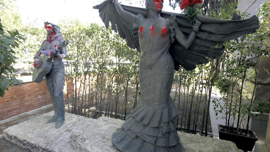 Las estatuas de Lola Flores y Antonio Flores amanecieron pintadas.