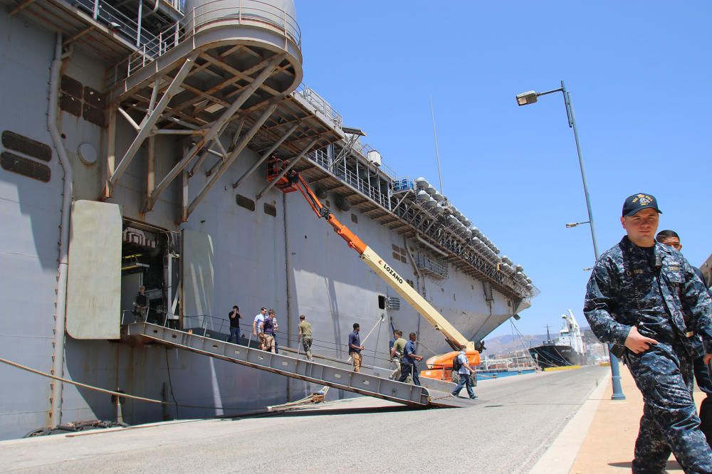 El portaaeronaves americano Iwo Jima atraca en el puerto de Málaga