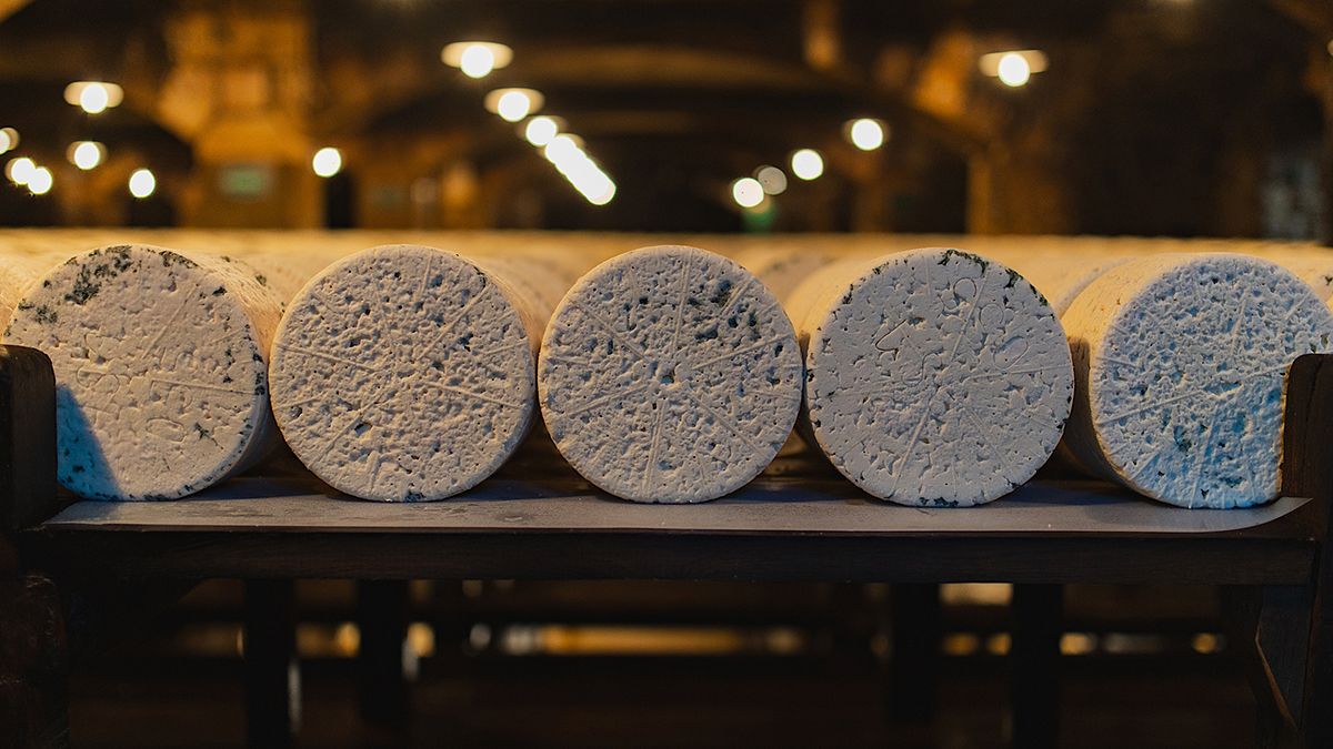 Las cuevas de Roquefort-sur-Soulzon, donde madura el célebre queso azul protegido por denominación de origen desde hace más de un siglo