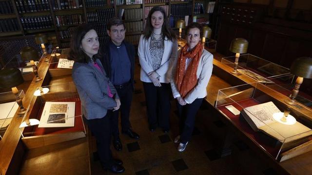 Por la izquierda, Judit Hidalgo, José Antonio Bande, Covadonga Miravalles y Marta Querol, ayer, en la exposición de la biblioteca del Seminario sobre Cristóbal Plantino.
