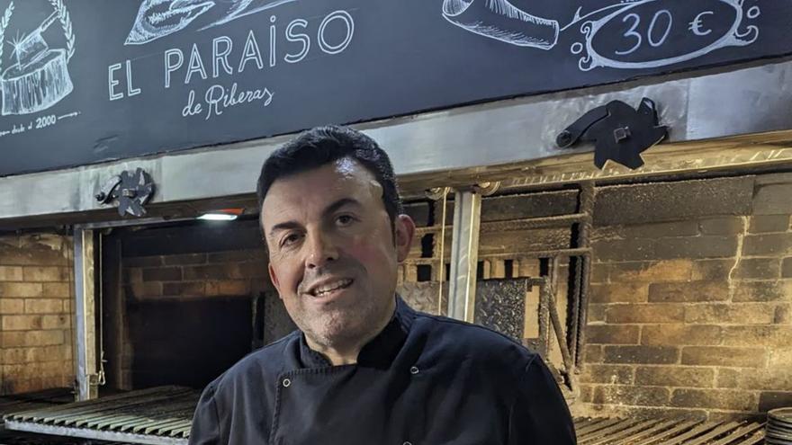 José González, en la parrilla del asador que regenta en Riberas.