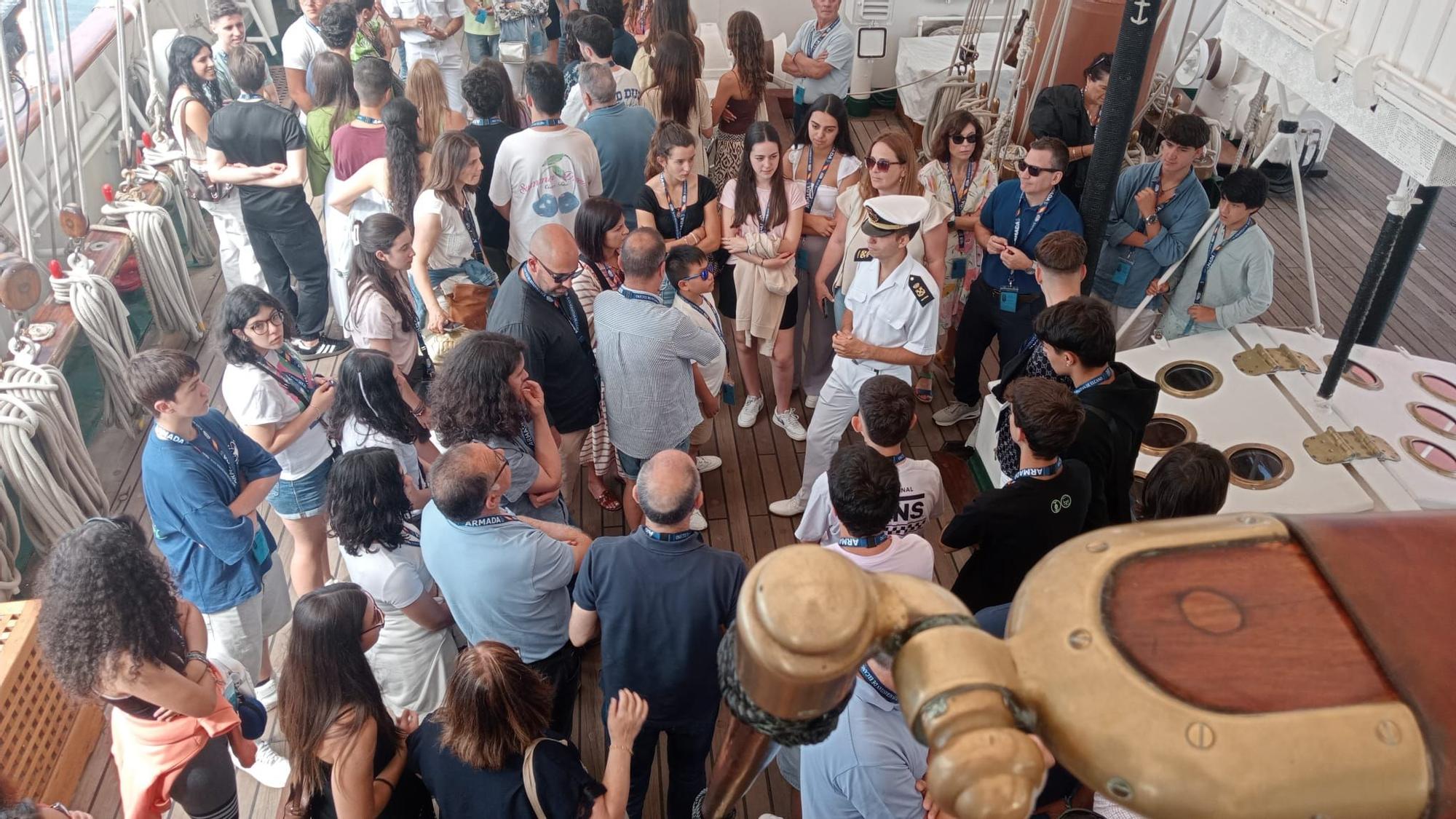 Los estudiantes del instituto de Vegadeo son recibidos en el “Elcano”