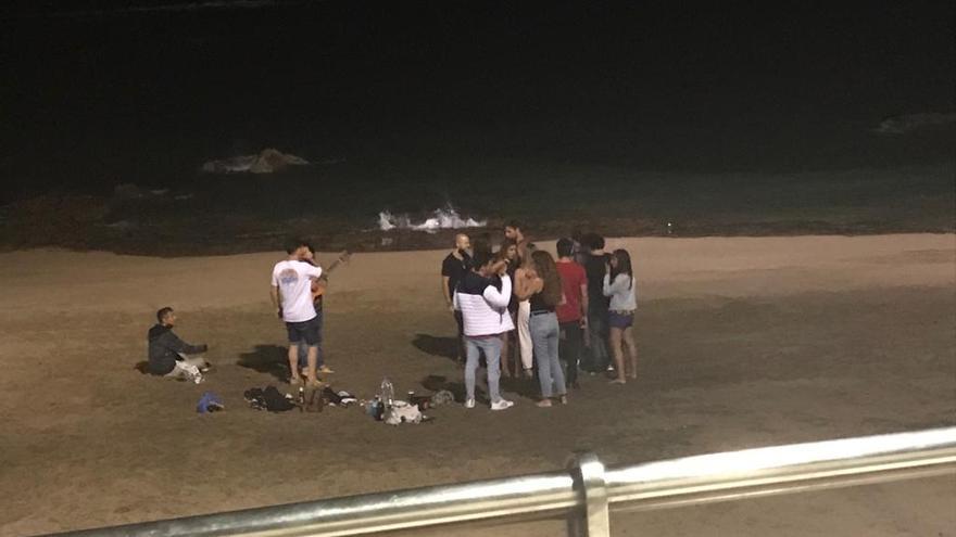 Grupos de jóvenes de botellón en Las Canteras sin mascarillas